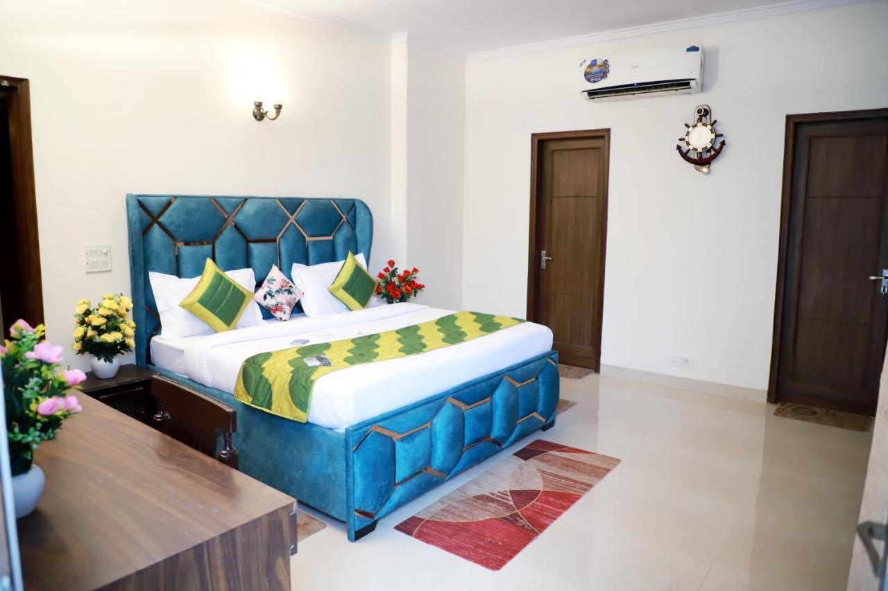 Fortune Service 3bhk,e-28, Saket 2b New Delhi